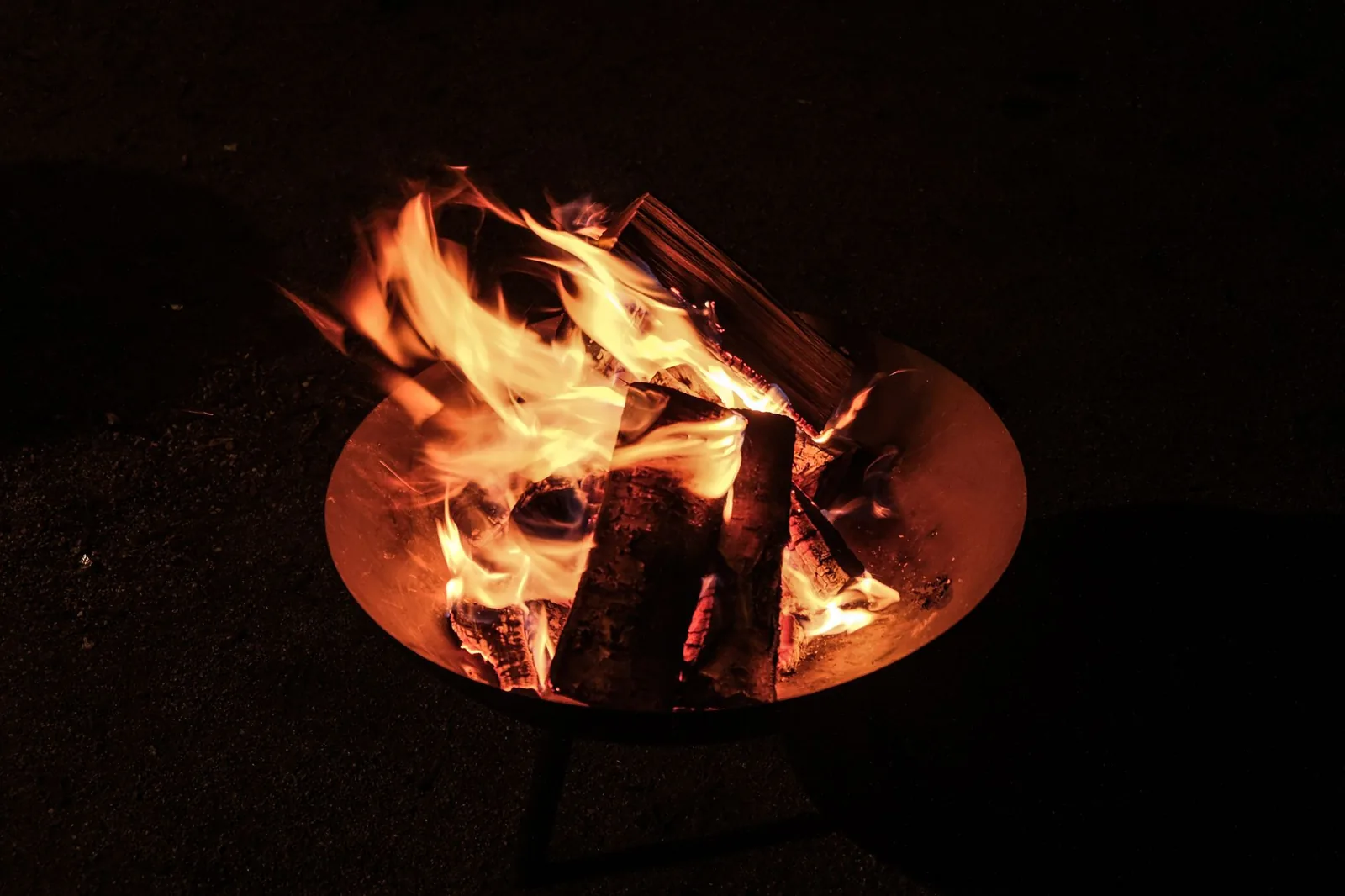 Fire pit installation cost varies by fuel type and materials