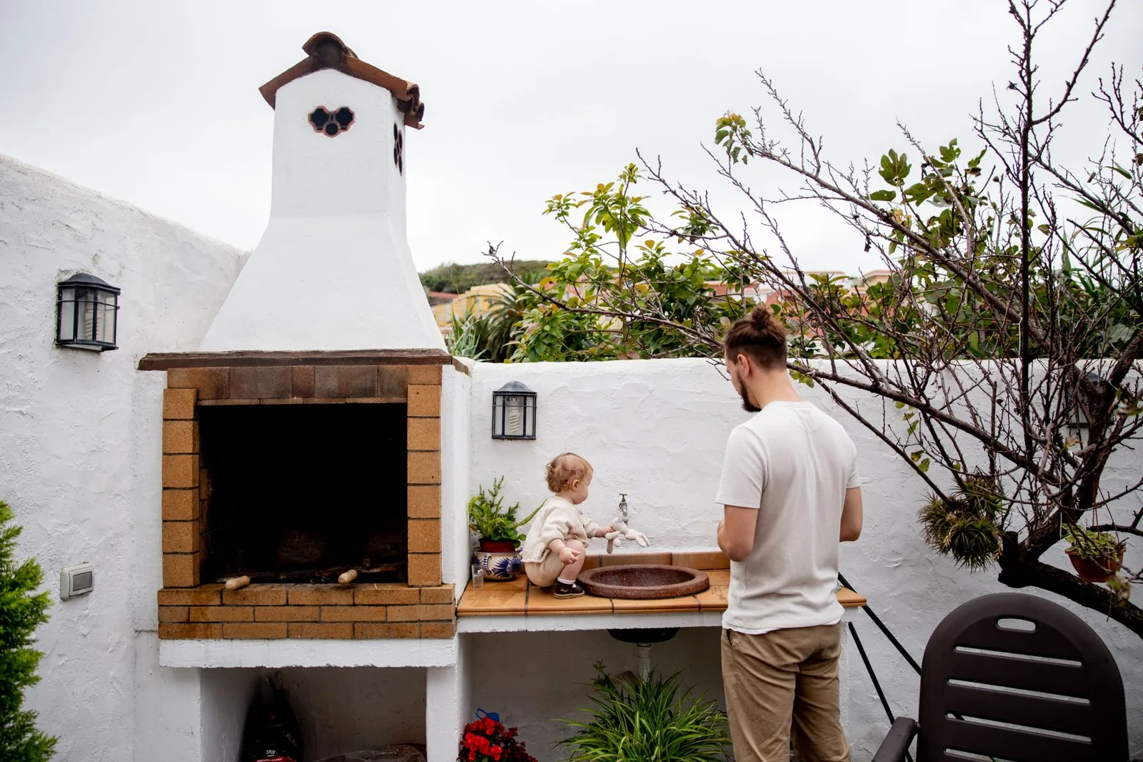 How much does an outdoor kitchen cost to build depends on size, appliances, and finishes