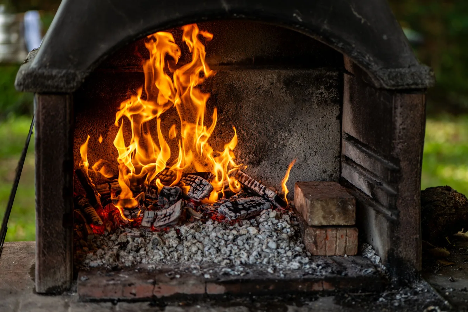 Outdoor fireplace cost to build depends on fuel type and materials