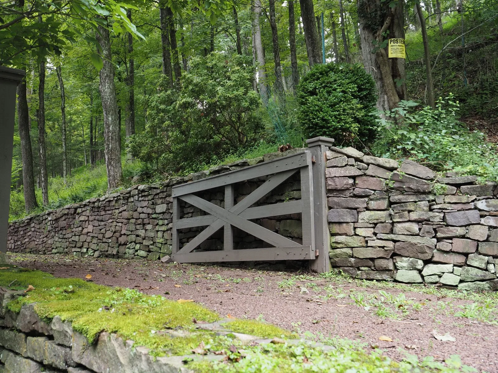stone block retaining wall with interlocking segmental blocks