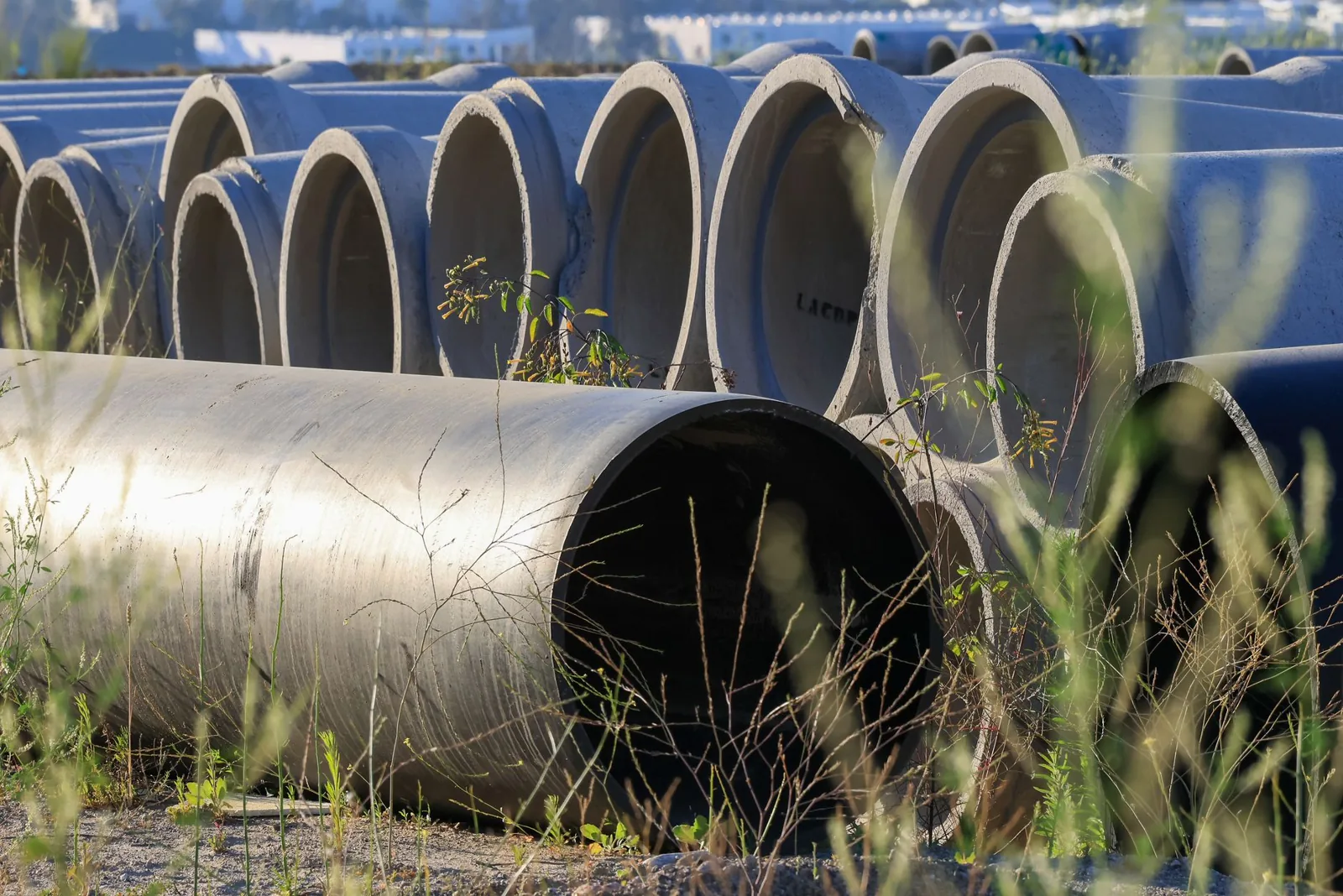 installing a perforated drainage pipe behind a concrete retaining wall